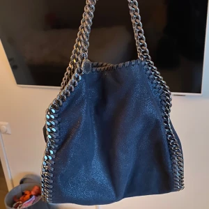 Mörkblå axelväska från Stella McCartney - Snygg mörkblå axelväska från StellaMccartney i modellen Mini Tote Falabella. Den kommer med en dustbag och värdepapper! Sällan använd!
