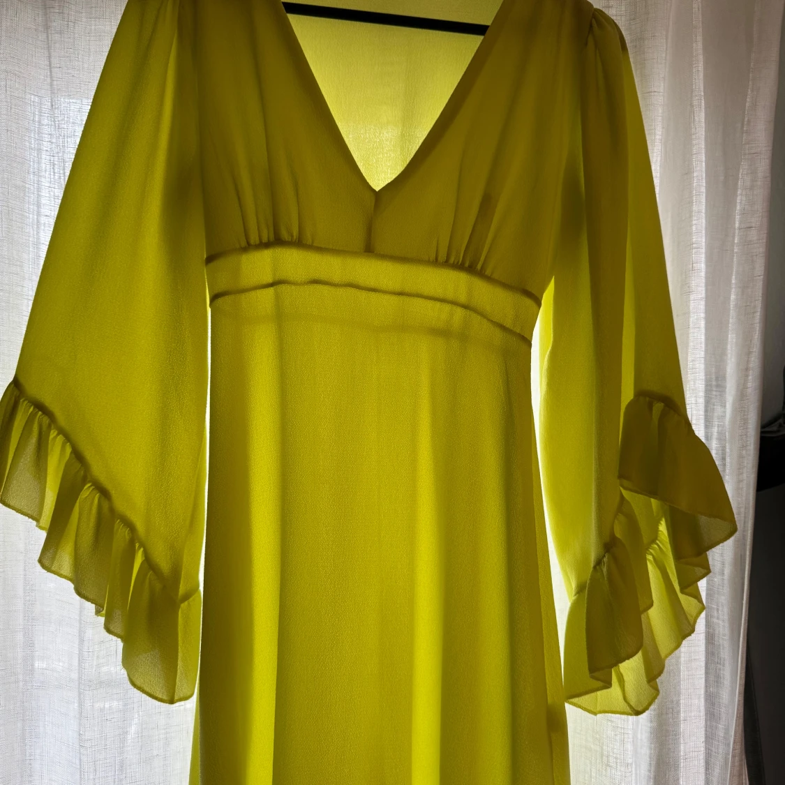 Gul klänning från Boohoo