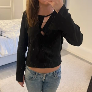 Svart topp  - Säljer den super snygga svarta topp från bikbok med lite cut out😍😍🔥🔥 använd 2 gånger sååå typ i nyskick❤️❤️❤️