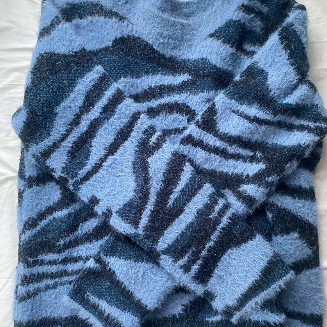 Mörkblå stickad mönstrad tröja från b.young - 1