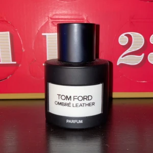 Tom Ford Ombré Leather Parfum - Elegant och djärv parfym från Tom Ford i en stilren svart flaska. Ombré Leather erbjuder en rik och sensuell doftupplevelse med lädernoter som ger en lyxig känsla.  (Tar även byten)