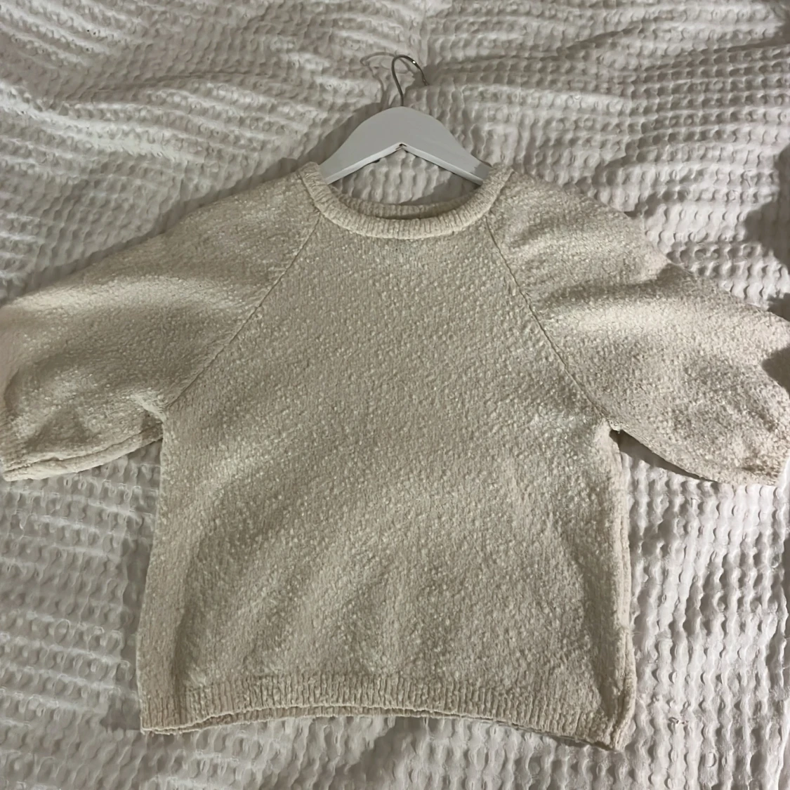 Vit stickad kortärmad. - 90