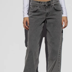 Low waist baggy jeans - Några jeans som inte är för baggy eller för tighta, de är low waist och är gråa. Märket är Subdued och storleken är 38. Dem är bara använda ett fåtal gånger och har minimal slitning. Original priset är 700kr