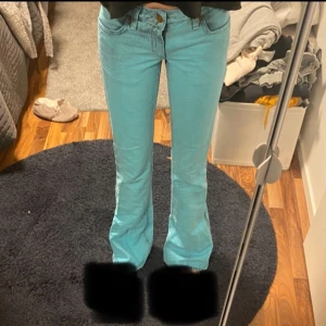 bootcut jeans  - Köpte dem för några månadersen har inte använt dem. Jag är 168 cm lång och de  är lite för långa på mig 