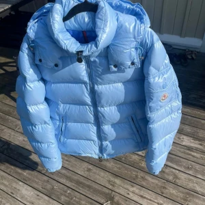 Moncler maya baby blå - Moncler maya baby blå i extremt bra skick! Denna färg har inte sålts sedan 2015 så extremt svår att få tag i och speciellt i detta skick! Passar S/M
