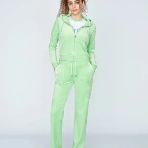 Juicy Couture byxor  - Juicy Couture byxor med färgen Summer Green. Helt nya och aldrig använda då jag fick fel storlek. Köpta 2021 men bara legat undanstoppade sedan dess. Pris kan diskuteras!                                                  (Det finns även en hoodie till men den är lite mer sliten, skriv till mig om intresse finns på denna! )
