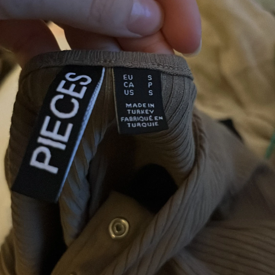 Brun ribbad topp från Pieces - 91