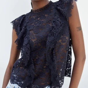 Marinblå spetstopp - Snygg marinblå spetstopp från Zara i storlek S men passar även M. ❤️