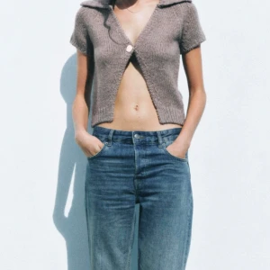 Beige stickad kofta - Trendig beige stickad kofta med korta ärmar och supersnygg!! Säljer för den va i fel storlek❤️ skriv privat för fler bilder! Skicka gärna prisförslag!