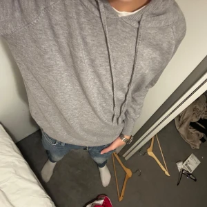 Merinoull hoodie  - Grå merinoull hoodie i storlek S men passar mer xs. Kan sänka pris vid snabb affär så skynda er innan den säljs! Svarar gärna på frågor som kan komma upp!!!