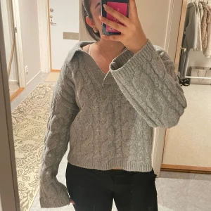 Stickad tröja - Stickad tröja från bikbok, köpt förra året men kommer ej till användning längre. Är i storlek S men skulle även sitta bra på någon som bär storlek M.