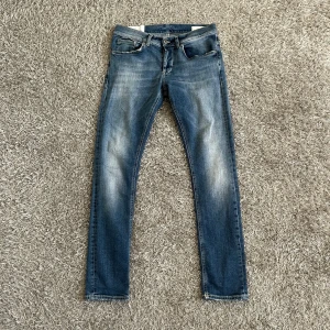 Dondup Jeans - Tjena! Säljer nu mina snygga Jeans ifrån Dondup. Modellen är George! Skicket på jeansen är 9,5/10, som nya! Jeansen är i storlek 32. Endast jeansen medföljer. Vid fler frågor/bilder är det bara och höra av sig! 