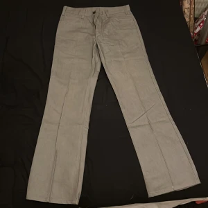 Grå Levi's Sta-Prest byxor - Snygga grå Levi's Sta-Prest byxor med en klassisk rak passform. Byxorna har en centrerad pressveck och är tillverkade i Italien. Perfekta för en stilren look.