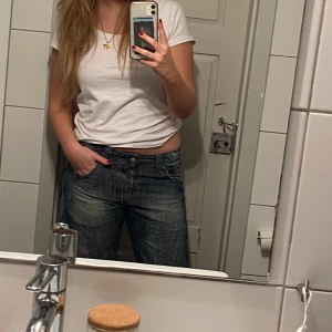 Lågmidjade jeans/Dżinsy z niskim stanem - Snygga lågmidjade jeans från fit bragg. Grå/blå wash. Storlek är ungefär en small, 36. Bra skick.