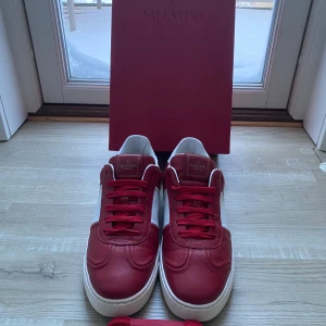 Valentino Flycrew - Tjena! Säljer nu ett par riktigt snygga Valentino Flycrews i färgen röd och är i mycket bra skick. Skorna har inga defekter. Hör av er vid frågor och funderingar! Box och Snören ingår!🙌