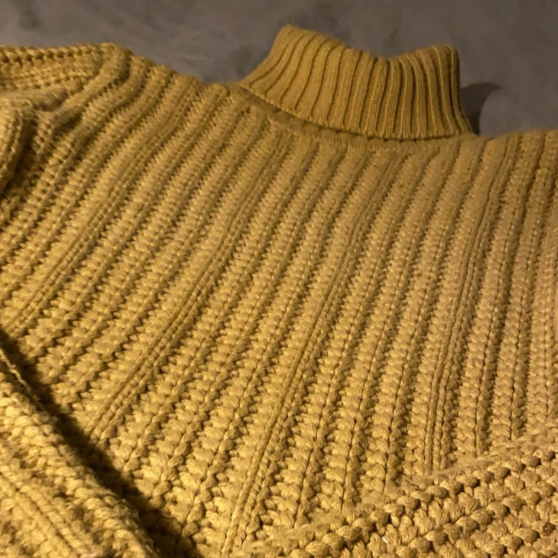 Gul stickad polotröja - 90