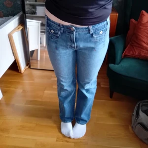 Gulliga jeans - Snygga blå jeans med bootcut och gulliga minifickor framtill. Storlek 40 men skulle säga att de är små i storleken. 100 % bomull. Finns tyvärr ett hål i grenen och säljer därför billigt🩷