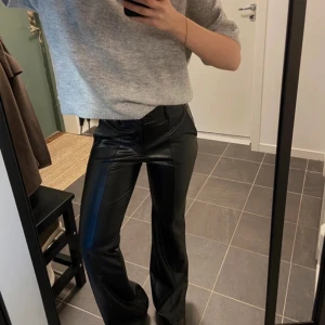 Svarta skinnbyxor - Snygga svarta helt nya och oanvända skinbyxor från calzedonia. Midwaist och bootcut bootcut i ben. Nypris 550