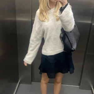 Vit stickad tröja - Mysig vit stickad tröja med långärmad design. Perfekt för kyligare dagar och enkel att matcha med olika outfits.