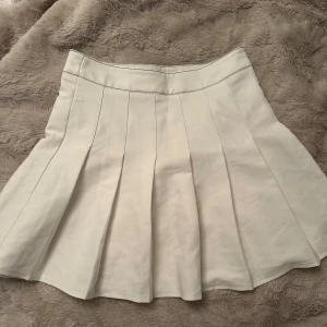 Vit tenniskirt - Vit tennisskirt från Shein, knappast använd, fint skick, strl XS, 40kr+frakt!🩷