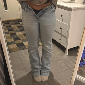 Ljusblå bootcut jeans - Snygga ljusblå bootcut jeans. Ett litet ”hål” under vänstra knäet men knappt något man tänker på.