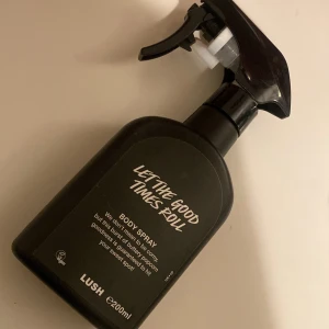 Let The Good Times Roll Body Spray från Lush - En  body spray från Lush som ger en god vanilj bakelse doft. Cirka 75% är kvar i flaskan. Är mer en blommig parfym tjej så detta var inget för mig