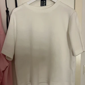 Vit oversized t shirt i skönt material - Vit oversized t shirt från lager 157 i ett väldigt skönt material! Nästan aldrig använt!