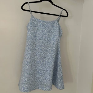 Träningsklänning - Träningsklänning från Aim’n med inbyggda shorts med fickor. Använd fåtal gånger. 