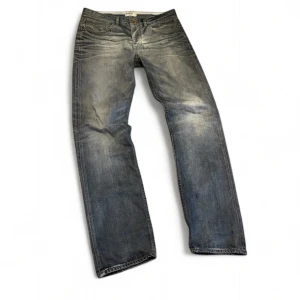 Dobber jeans  - Dobber jeans med en sjuk wash och snygga detaljer i storlek 33. Mycket bra skick, inga fläckar eller hål. Skriv i DM om ni är intresserade eller har frågor. Kan även skicka fler bilder samt mått. Pris kan diskuteras 