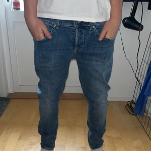 Blå dondup jeans - Säljer ännu ett par snygga Dondup jeans. Färgen på jeansen är blå och storleken är W34 men sitter nån storlek mindre, typ 32-33 Dem är lite kortare än de vanliga dondup så ungefär Längd 32 eller 30, Hör av dig vid funderingar🙏 