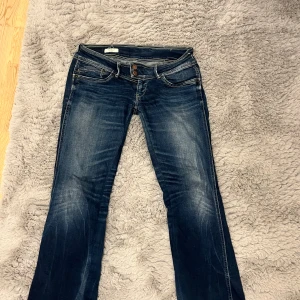 Low waist jeans från pepe jeans - Snygga mörkblå jeans från pepe jeans med väldigt låg midja och bootcut.  