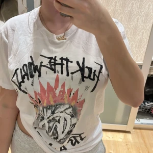 Brent faiyaz merch  - Säljer min brent t-shirt jag köpte förra året pä hans konsert som tyvärr inte kommer till användning. Storlek M men passar mig som har S/M. Köptes för 500kr säljer för 400 pga av aldrig använd  (pris kan diskuteras)💗