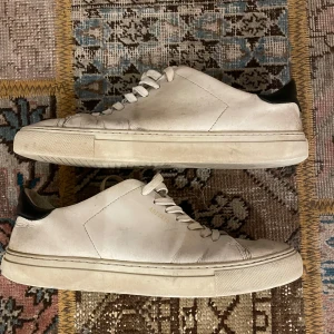 Axel arigato skor - Tjena säljer dessa rätt fräscha axel arigato skor för ett rimligt pris, skicket är 6/10