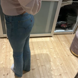 Blå bootcut jeans levis  - Snygga blå bootcut jeans med hög/mid midja. Är i jätteskönt material plus ganska stretchiga! Har en fläck på fickan som tyvärr inte går bort, men inget man tänker på. Säljer de för de är lite för korta för mig köptes för 1000 men säljer för 450❤️ pris kan diskuteras 