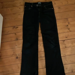 jeans  - Snygga mörk blåa jeans från 157 med klassisk femficksdesign och knappgylf. De har en boot cut passform och är perfekta för en stilren look. Passar till många olika outfits och tillfällen.