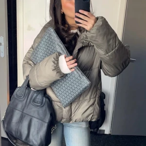 Grön  pufferjacka - Säljer denna eftertraktade gröna puffer från HM❤️‍🔥 Har en liten defekt framtill men inget som man lägger märket till och det är väldigt litet, skruv för bild. 