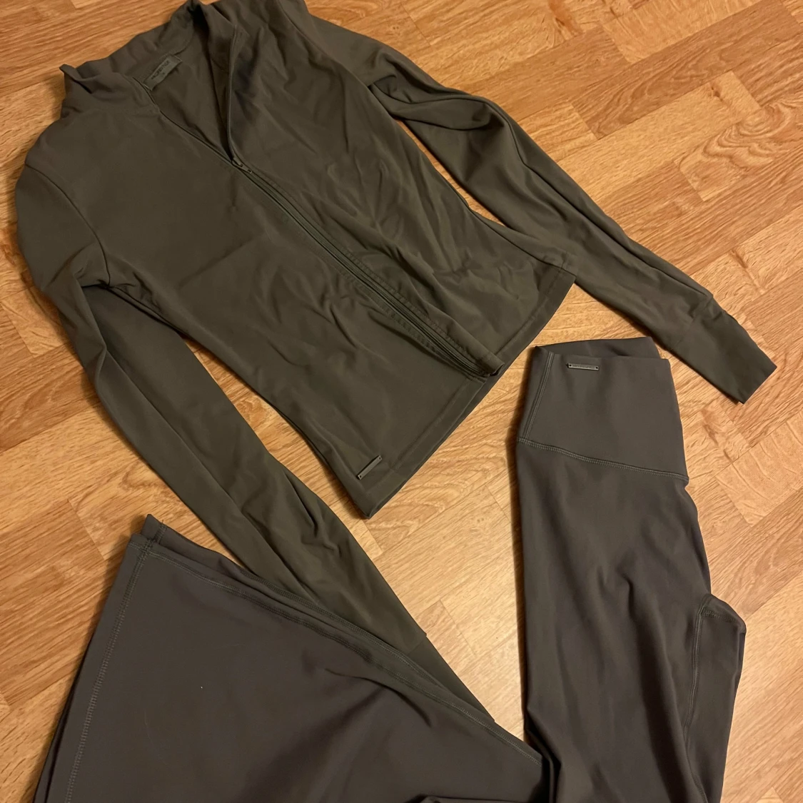 Grått träningsset från MKLIFESTYLE - 90