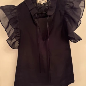 Supersöt svart blus  - Svart blus fr Daicy Grace  . Gått många komplimanger för denna. Nyskick