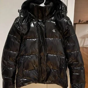 Calvin Klein Jacka!  - Super bra skick knappt använd. nypris 2000kr. Storlek M men passar en S bättre då de är små i storlekarna. Väldigt varm och snygg. Skriv för fler bilder! tryck gärna köp nu💕