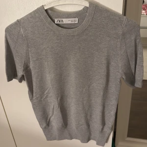 Grå kortärmad tröja från Zara - Säljer en  grå kortärmad tröja från Zara.💕💕💕
