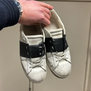 Valentino open - Säljer nu mina valentino open i storlek 40,5 men passar 41. Skorna är smutsiga, samt använda med deffekter. Men inga hål, eller trasiga utan bara smutsiga och repiga. Därav det fina priset. Går nog att fixa till för den som vill det.