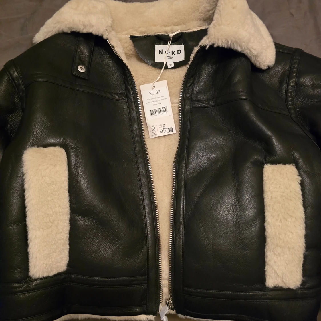 Svart jacka med foder från NA-KD