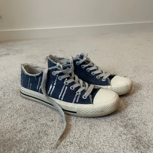 Converse liknande skor - Converse liknande skoe i jwans material med paljetter!