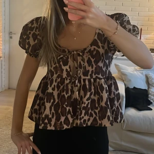 Leopard topp - Så söt topp/blus från Gina tricot i Stl S! Helt ny med lappar💓 köpt i somras och hittar den inte på hemsidan längre