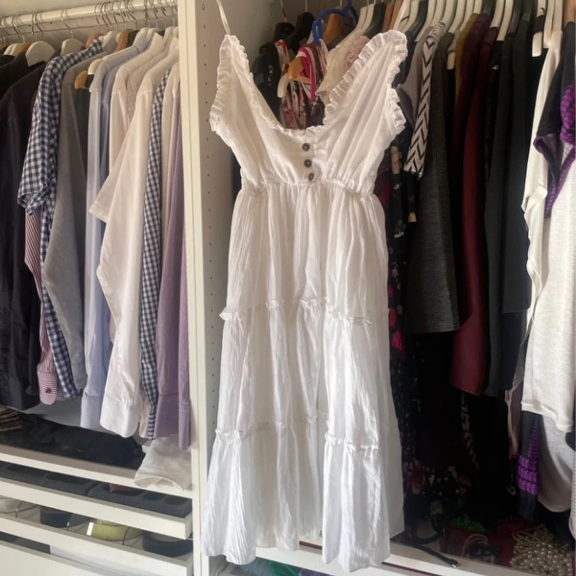 Vit klänning med knappar - 91