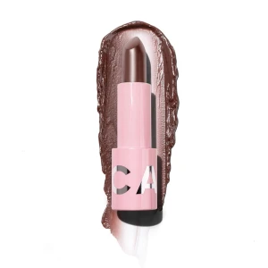 Tinted lip balm från Caia  - Tinted lip balm med en stilren rosa hylsa. Perfekt för en djärv look med en krämig finish. Hylsan har en modern design med bokstäver i silver. Nytt pris 245kr💞