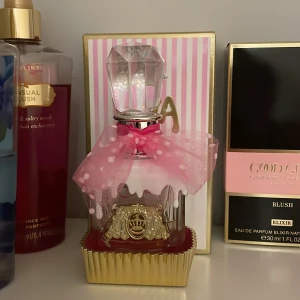 Viva La Juicy Sucré Eau de Parfum - Viva La Juicy Sucré från Juicy Couture är en söt och lekfull parfym. De är mycket ml från 50 ml parfymen kvar som du ser tror att de är ungefär runt 30 ml kvar av den så men de kommer att stå 50 ml för den är i den storleken men de e 30 ml kvar ungefär,och jag köpte den för ungefär 800 kr.Flaskan är dekorerad med en rosa prickig rosett och har en elegant kristalliknande kork. Förpackningen har rosa och vita ränder med gyllene detaljer. Perfekt för den som älskar en söt och feminin doft.