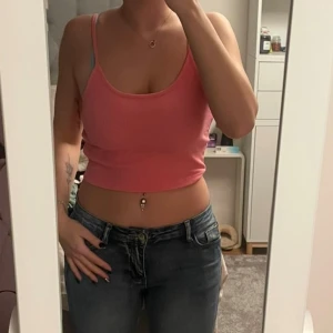 Rosa ribbad linnetopp  - Säljer en söt rosa ribbad linnetopp från New Yorker. Toppen har smala axelband och en croppad passform, perfekt för varma sommardagar. Enkel och stilren design som passar till mycket.