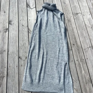 Stickad klänning - Snygg stickad grå klänning med krage och slits. Köpt på Bik Bok i storlek S.  Passar även storlek M.💖 Fint skick.  Materialet är 89% Akryl och 11% Polyamid.💗
