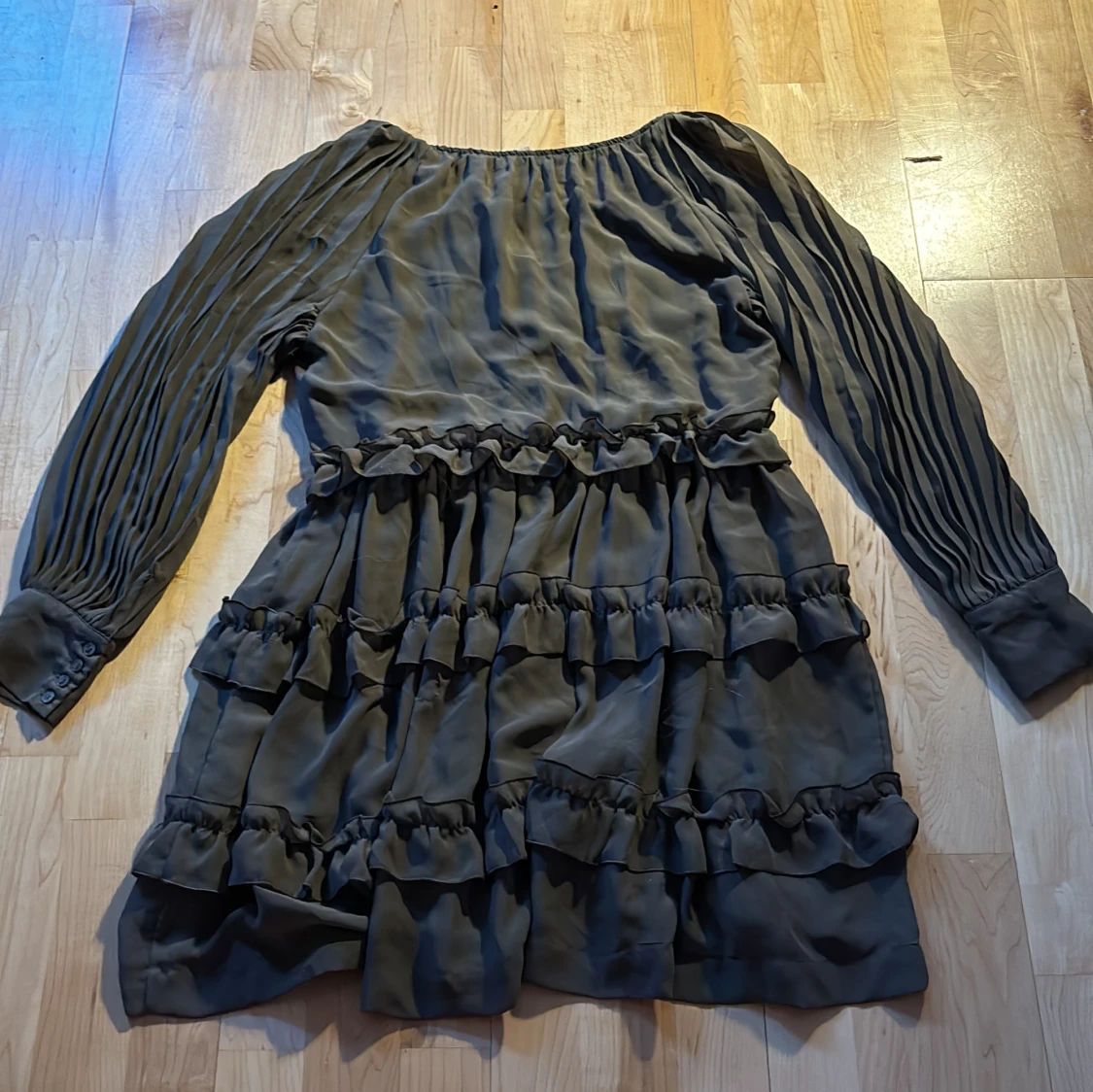 Grön klänning från H&M.  - 90